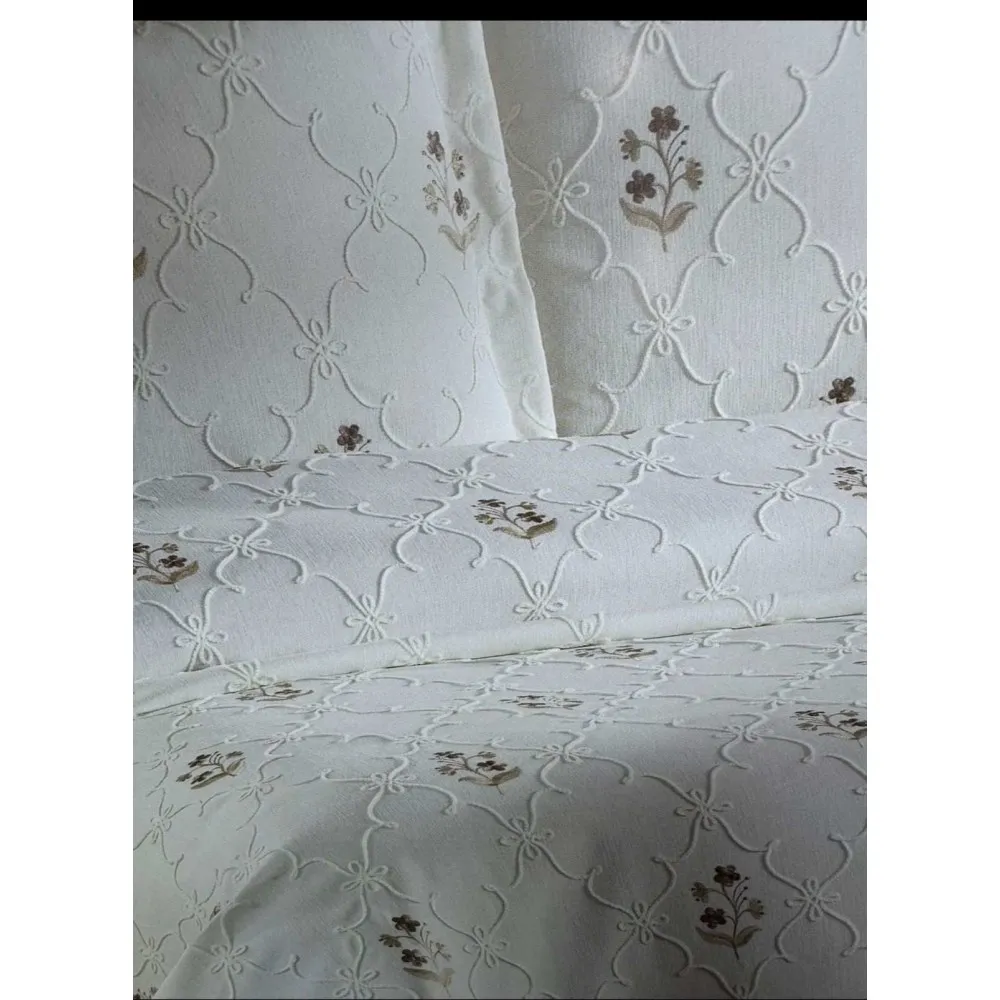 GOLDEN HOME OYA MODEL ÇİFT KİŞİLİK YASTIKLI NAKIŞLI PİKE CAPİÇİNO GOLDEN HOME OYA MODEL ÇİFT KİŞİLİK YASTIKLI NAKIŞLI PİKE CAPİÇİNO